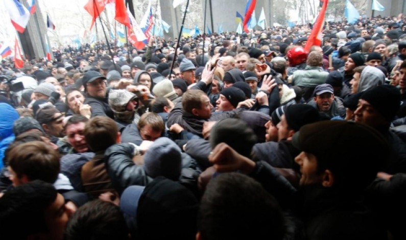 Blitz dei filorussi in Crimea: occupati governo e Parlamento
