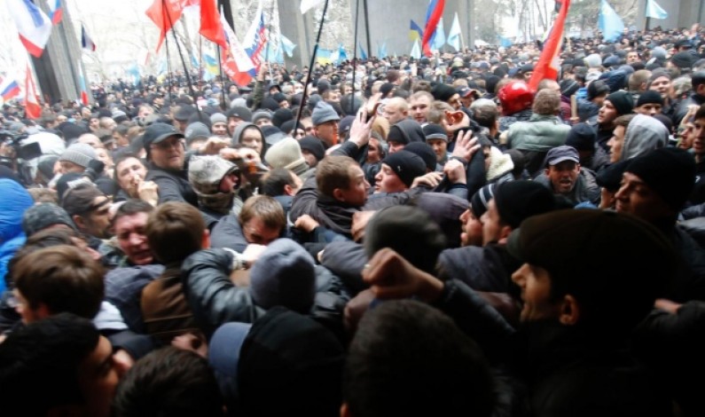Blitz dei filorussi in Crimea: occupati governo e Parlamento Blitz dei filorussi in Crimea: occupati governo e Parlamento