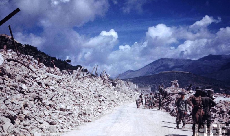 Formia, 18 maggio 1944, passaggio truppe alleate in via Vitruvio Formia, 18 maggio 1944, passaggio truppe alleate in via Vitruvio