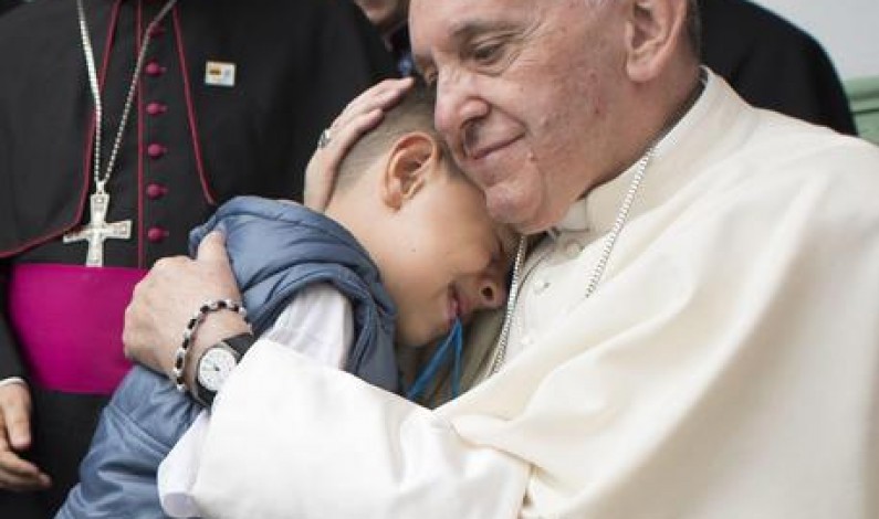 Papa: lavorare per dignità poveri, scartati, migranti